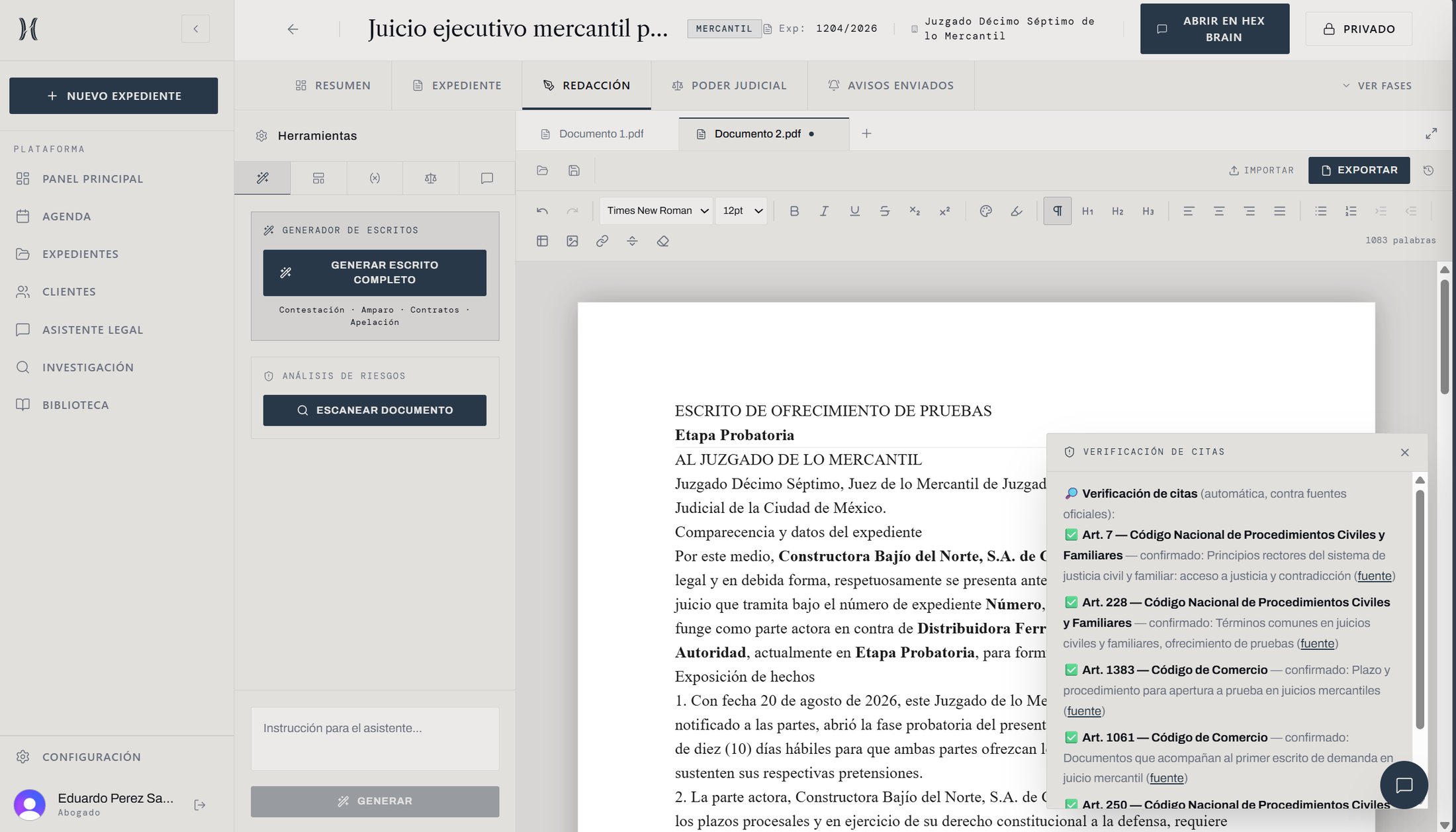 Editor de HEX con un escrito de ofrecimiento de pruebas y el panel de verificación de citas abierto, mostrando los artículos 7 y 228 del Código Nacional de Procedimientos Civiles y Familiares y los artículos 1383 y 1061 del Código de Comercio, cada uno confirmado con el tema del artículo y un enlace a la fuente oficial